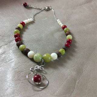 Na nožku, aby byla krásná😊. Nákotník z olivínu, bronzitu, červeného a bílého korálu. Vše ostatní je chirurgická ocel,...